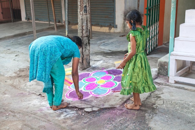 Indische Mutter und Tochter malen Mandala