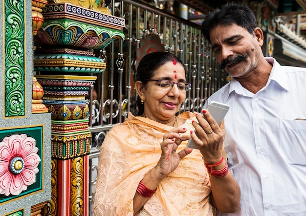 Indische Paare, die zusammen Zeit verbringen