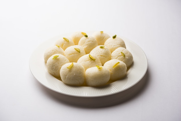 Indische Rasgulla oder Rosogulla Dessert süß serviert in einer Schüssel. selektiver Fokus