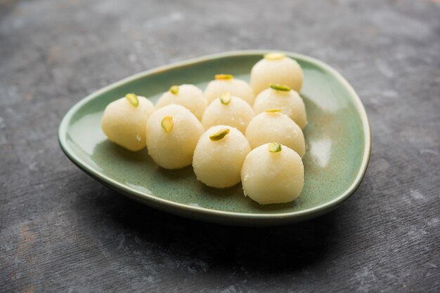 Indische Rasgulla oder Rosogulla Dessert süß serviert in einer Schüssel. selektiver Fokus