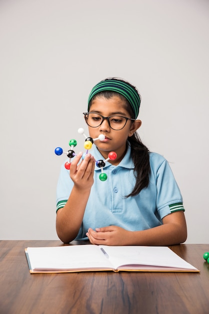 Indische Studentin mit Molecular Model Kit für das Studium der Naturwissenschaften, selektiver Fokus