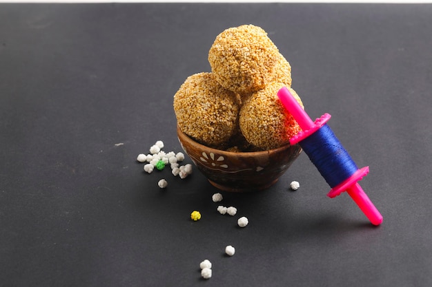 Indische Süßigkeit für traditionelles Festival Makar Sankranti: Rajgira Laddu aus Amaranth-Samen in Schüssel auf weißem Hintergrund.