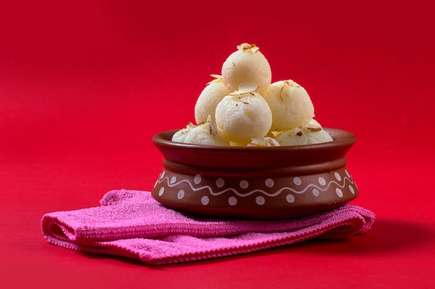 Indische Süßigkeit oder Dessert - Rasgulla, berühmte bengalische Süßigkeit in Tonschale mit Serviette