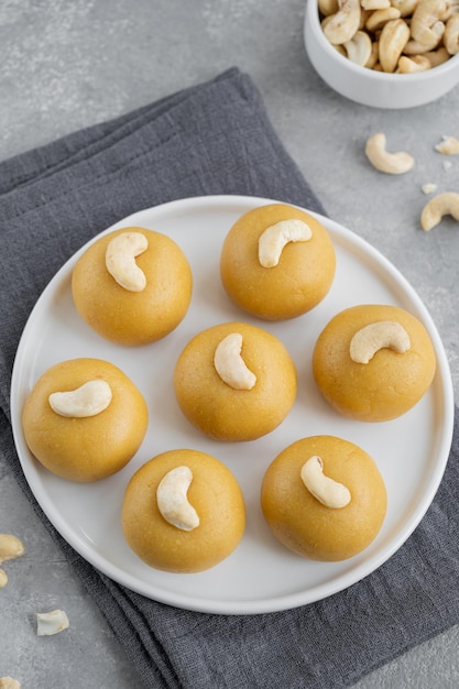 Indische Süßigkeiten Besan Laddu oder Laddoo Geröstetes Kichererbsenmehl mit Ghee und Zucker Selektiver Fokus