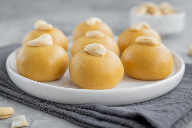 Indische Süßigkeiten Besan Laddu oder Laddoo Geröstetes Kichererbsenmehl mit Ghee und Zucker Selektiver Fokus