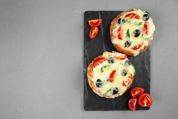 Indische tortillas hausgemachte pizza in indien auf einem grauen hintergrund leerzeichen für textkopienraum