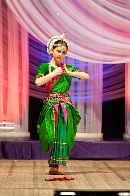 Indische traditionelle Kultur schöne Frau Tänzerin Exponentin des indischen klassischen Tanzes Bharatanatyam des Bundesstaates Tamil Nadu