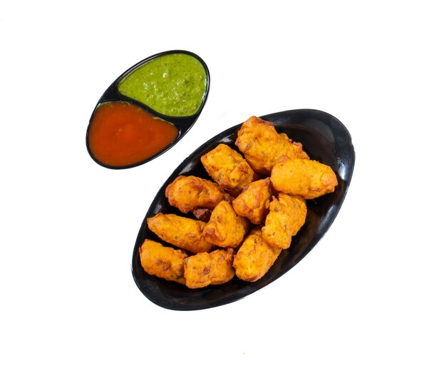 Indische traditionelle Paneer Pakora Snacks auf weißem Hintergrund