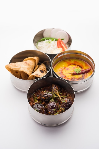 Indische vegetarische Lunchbox oder Tiffin aus Edelstahl für Büro oder Arbeitsplatz, beinhaltet Dal Fry, Baingan Masala, Reis mit Chapati und Salat