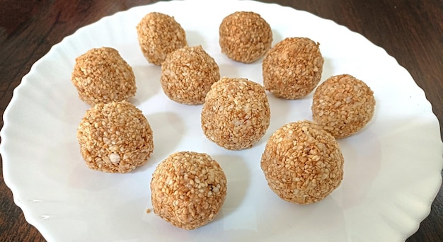 Indische weiße Sesamsamen süß oder Tilgul Laddu aus Jaggery und Sesamsamen handgefertigte runde indische Süßigkeit auf dem Makar Sankranti Festival