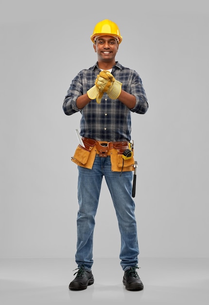 indischer Arbeiter oder Baumeister mit Helm und Handschuhen