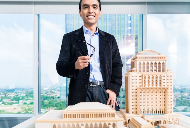 Indischer Architekt mit Architekturmodell