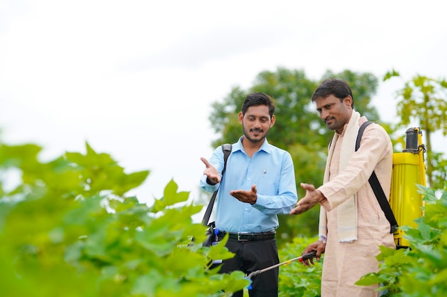 Indischer Bauer im Gespräch mit Agronom bei Farm und Sammeln von Informationen