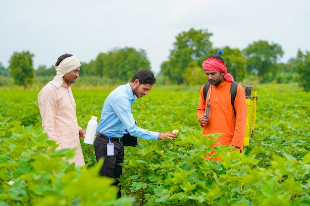Indischer Bauer im Gespräch mit Agronom bei Farm und Sammeln von Informationen
