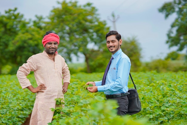 Indischer Bauer im Gespräch mit Agronom bei Farm und Sammeln von Informationen