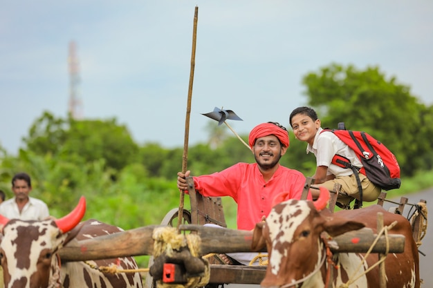 Indischer Bauer mit einem Schüler in einem Ochsenkarren