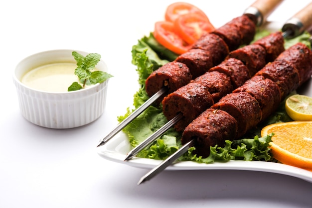 Indischer Hammel Seekh Kabab serviert mit grünem Salat, selektiver Fokus