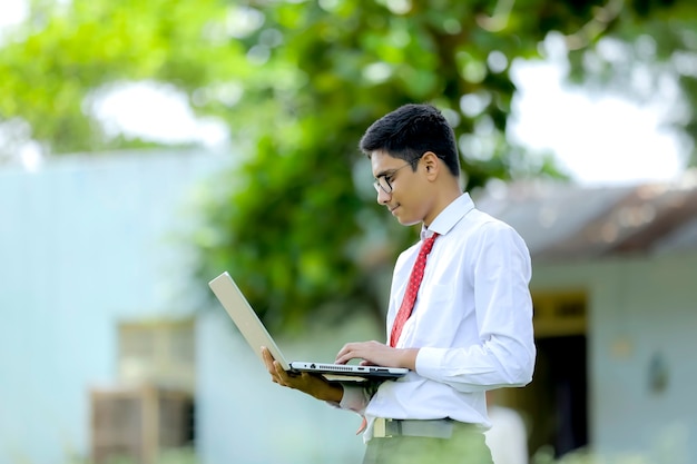 Indischer Junge mit Laptop, Online-Bildungskonzept