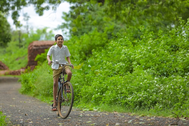 Indischer kleiner Junge genießt Radfahren