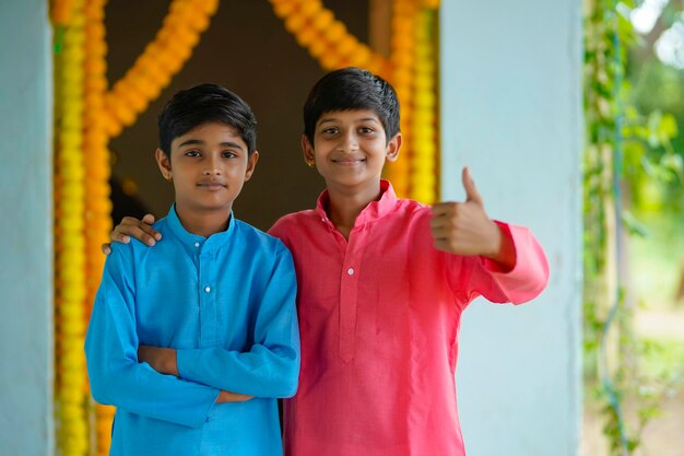 Indischer kleiner Junge in traditioneller Kleidung und feiert Diwali-Fest.