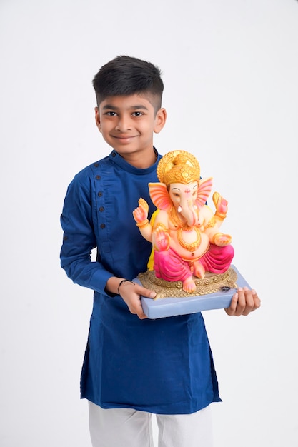 Indischer kleiner Junge mit Lord Ganesha, der Ganesh Festival feiert