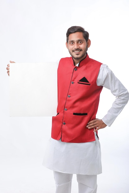 Indischer Mann, der eine weiße Tafel hält und Angebote zur Festivalsaison fördert, während er traditionelle Tücher trägt und über weißem Hintergrund steht.