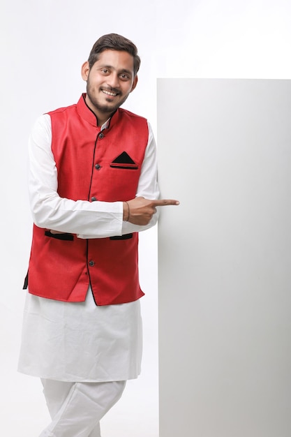 Indischer Mann, der eine weiße Tafel hält und Angebote zur Festivalsaison fördert, während er traditionelle Tücher trägt und über weißem Hintergrund steht.