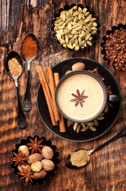 Indischer Masala Chai mit Gewürzen