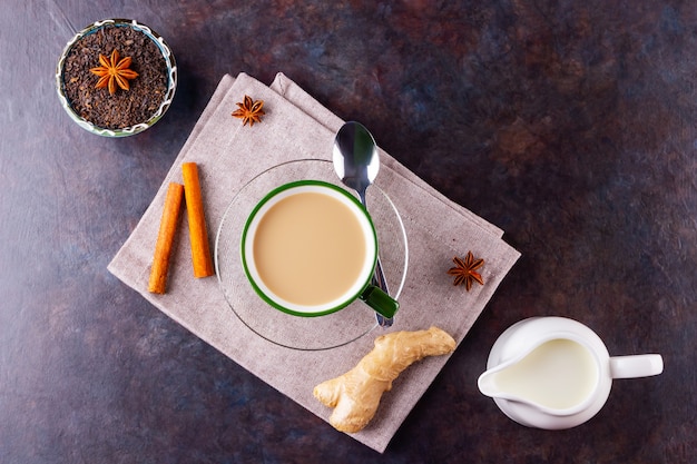 Indischer Masala Chai Tee mit Gewürzen in einer Tasse