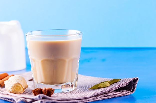 Indischer Masala Chai Tee mit Gewürzen in einer Tasse