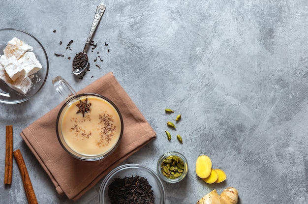 Indischer masala Tee mit Gewürzen auf einem grauen Hintergrund