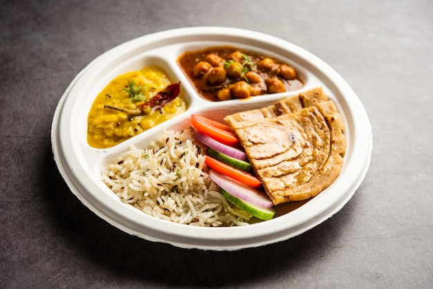 Indischer Mini-Mahlzeit-Paket-Teller Combo Thali mit Chole Masala roti dal tarka jeera Reis Salat