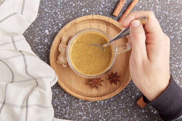 Indischer natürlicher Masala-Tee Mann trinkt ein traditionelles heißes Getränk mit Milch und Gewürzen