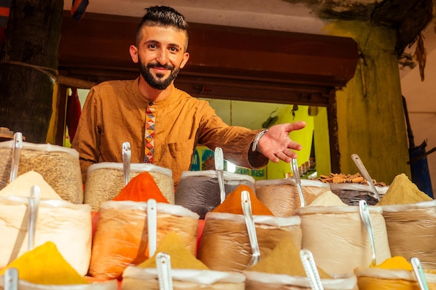 Indischer Sallerman, der seinen kleinen Laden auf dem Markt von Arambol Goa zeigt