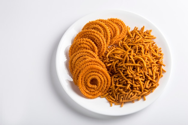 Indischer Snack: Besan (Gramm Mehl) Sev und Chakli, Chakali oder Murukku.