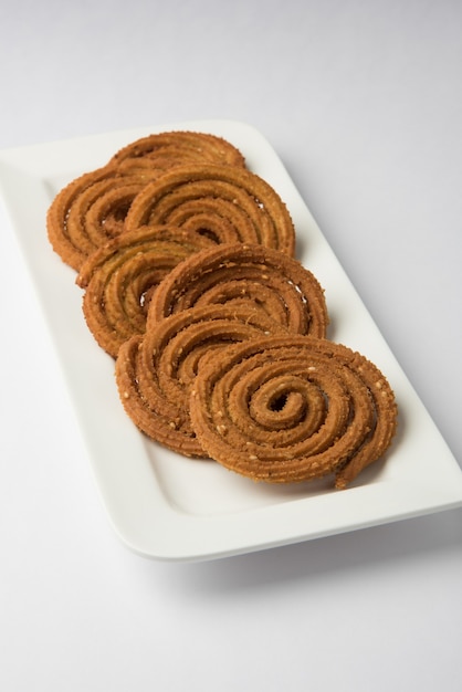 Indischer Snack Chakli oder Chakali aus frittierten Portionen eines Linsenmehlteigs, Diwali Snacks oder Essen