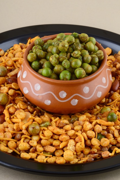 Indischer Snack: Mischung und gewürzte gebratene grüne Erbsen {chatpata matar}.