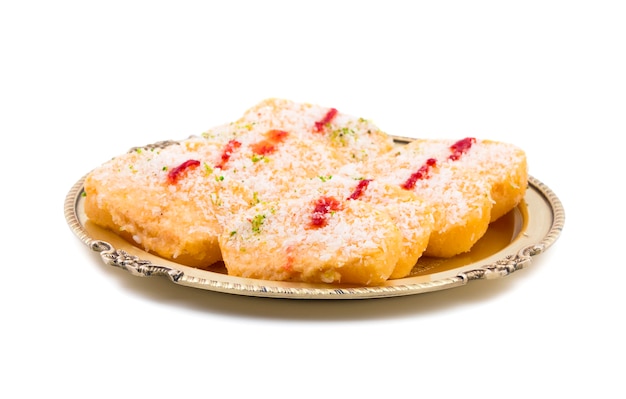 Indischer süßer Lebensmittel Chena Toast auf weißem Hintergrund