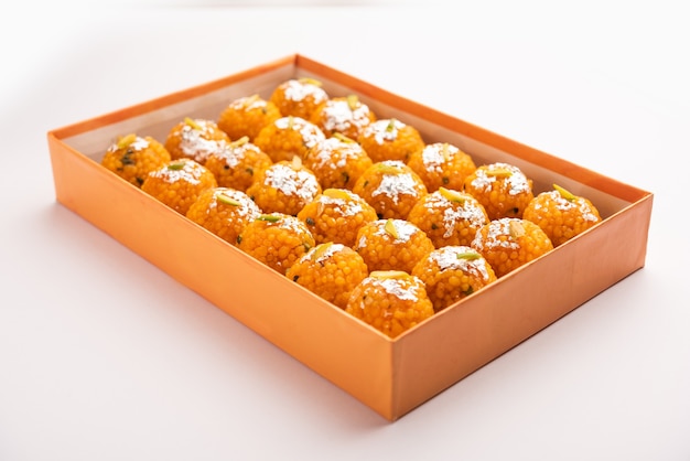 Indischer süßer Motichoor Laddoo oder Bundi Laddu aus Grammmehl sehr kleine Bällchen oder Boondis, die vor der Herstellung von Bällchen frittiert und in Zuckersirup eingeweicht werden