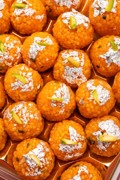 Indischer süßer Motichoor Laddoo oder Bundi Laddu aus Grammmehl sehr kleine Kugeln oder Boondis, die vor der Herstellung von Kugeln frittiert und in Zuckersirup eingeweicht werden