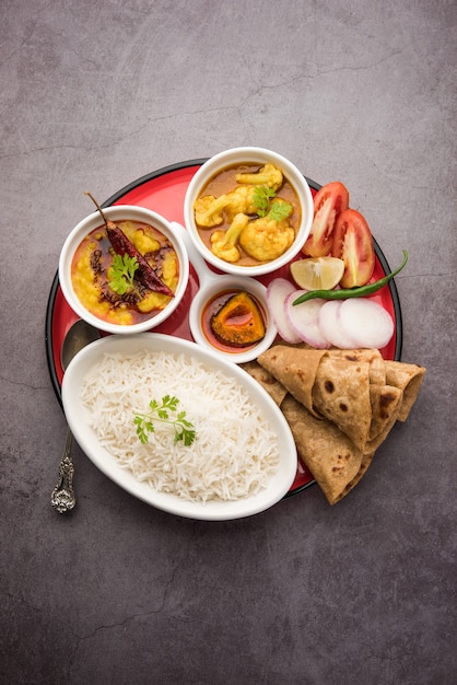 Indischer Teller oder vegetarisches Thali beinhaltet Dal Fry, Reis, Chapati und eine Art Gemüse mit Salat