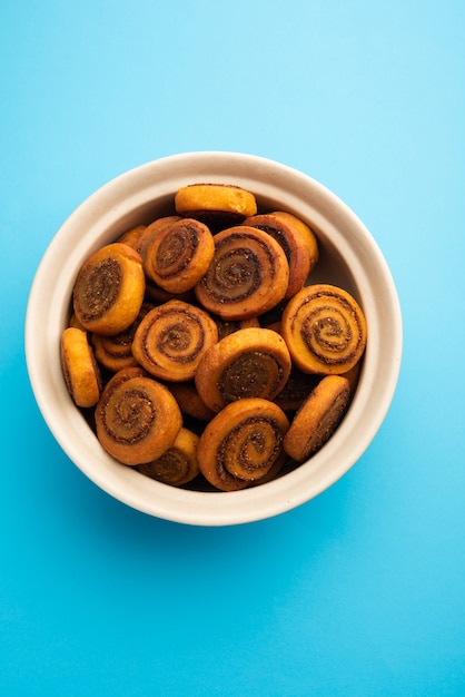 Indischer traditioneller leckerer Snack Bhakarwadi Auch bekannt als Bakarwadi, Bakarvadi, BhakarVadi oder Bakar Wadi. Serviert in einem Teller oder einer Schüssel