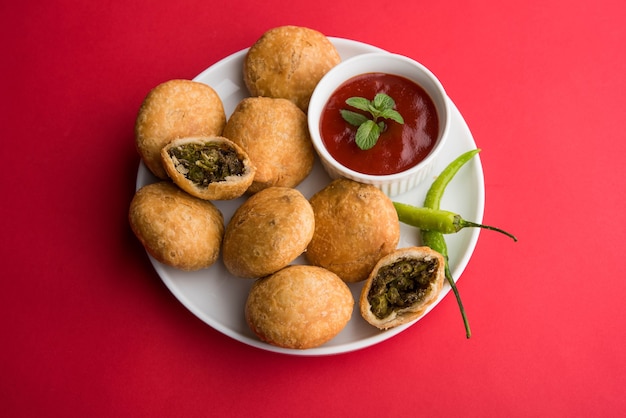 Indischer traditioneller Matar oder grüne Erbsen Kachori serviert mit Tomatensauce und heißem Tee