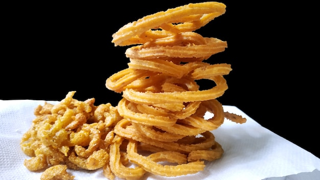 Foto indischer traditioneller snack chakli, ein spiralförmiger knuspriger frittierter snack, bekannt als chakali, murukku, muruku, murkoo, chakri in gujarat, chakli in maharashtra und nordindien