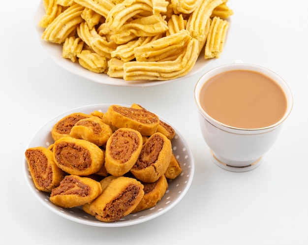 Indischer traditioneller würziger Snack Bhakarwadi mit Ghatiya