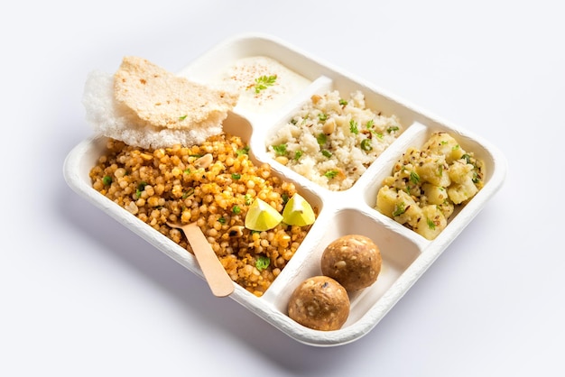 Indischer Upwas Thali-Fastenteller oder Thali für die Lieferung nach Hause oder ein Paket zum Mitnehmen für jeden Vrat