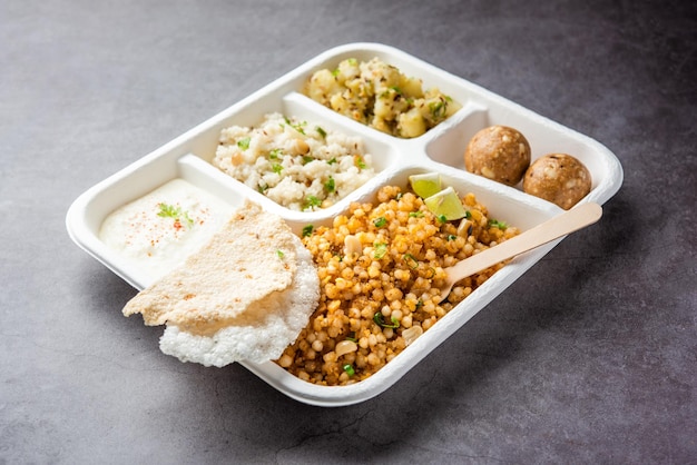 Indischer Upwas Thali-Fastenteller oder Thali für die Lieferung nach Hause oder ein Paket zum Mitnehmen für jeden Vrat