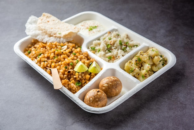 Indischer Upwas Thali-Fastenteller oder Thali für die Lieferung nach Hause oder ein Paket zum Mitnehmen für jeden Vrat