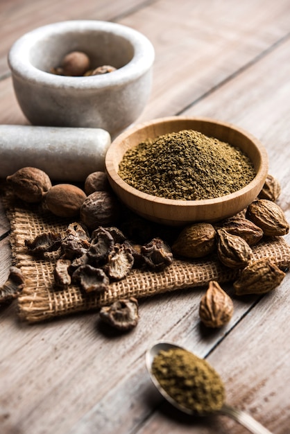 Indisches ayurvedisches Triphala-Churan oder Trifala-Pulver ist eine uralte Medizin gegen Stuhlgang oder Verdauungsprobleme. Selektiver Fokus