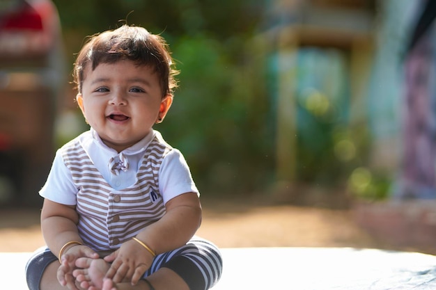 Indisches Babymädchen, das lächelt und Ausdruck gibt